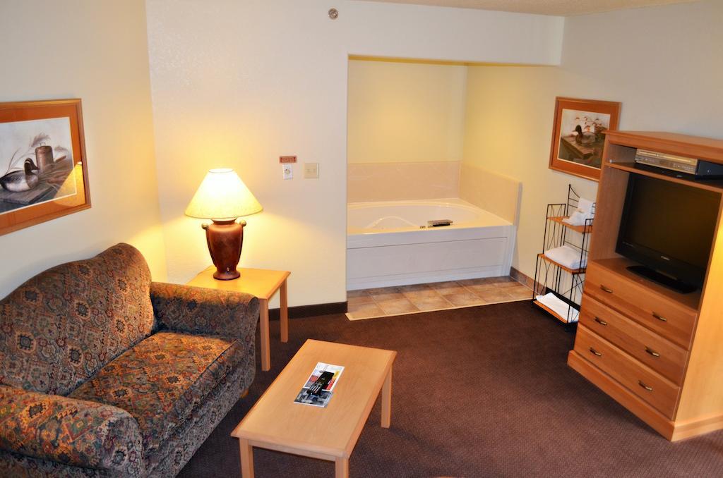 Fossil Creek Hotel & Suites Russell Esterno foto