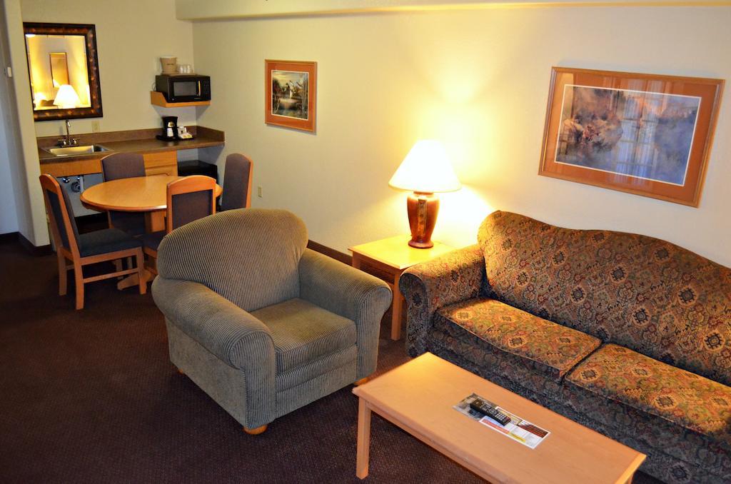Fossil Creek Hotel & Suites Russell Esterno foto