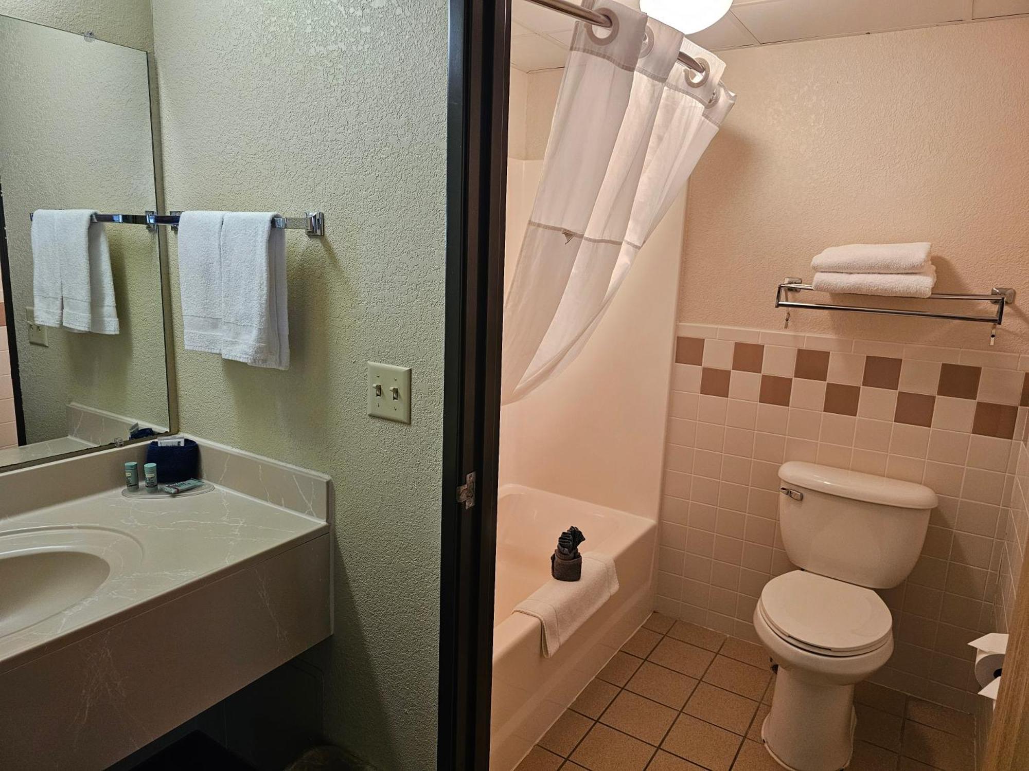 Fossil Creek Hotel & Suites Russell Esterno foto