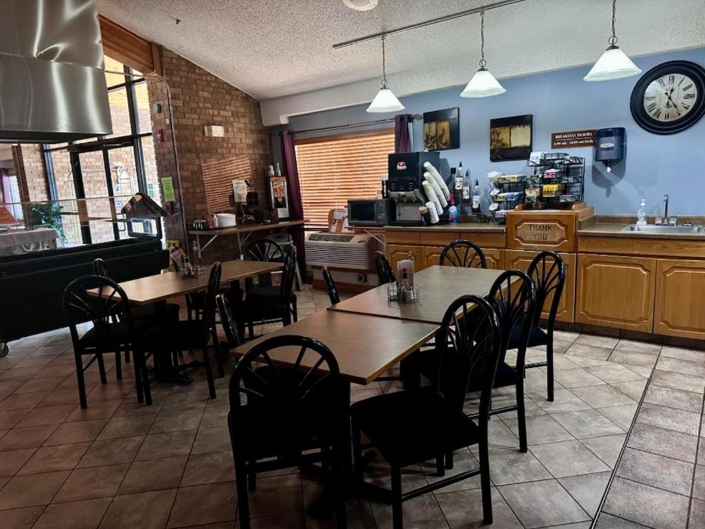 Fossil Creek Hotel & Suites Russell Esterno foto