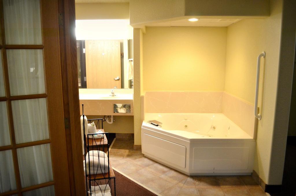 Fossil Creek Hotel & Suites Russell Esterno foto