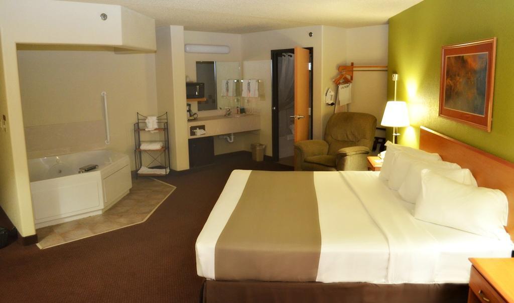 Fossil Creek Hotel & Suites Russell Esterno foto