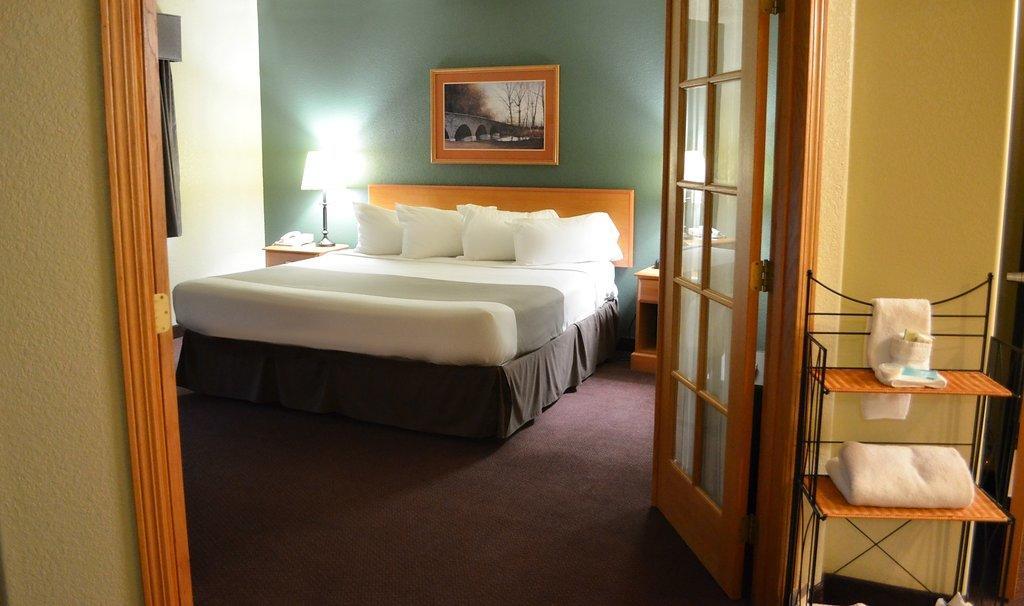 Fossil Creek Hotel & Suites Russell Esterno foto