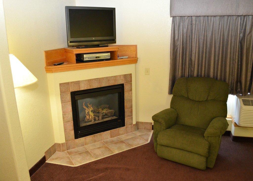 Fossil Creek Hotel & Suites Russell Esterno foto