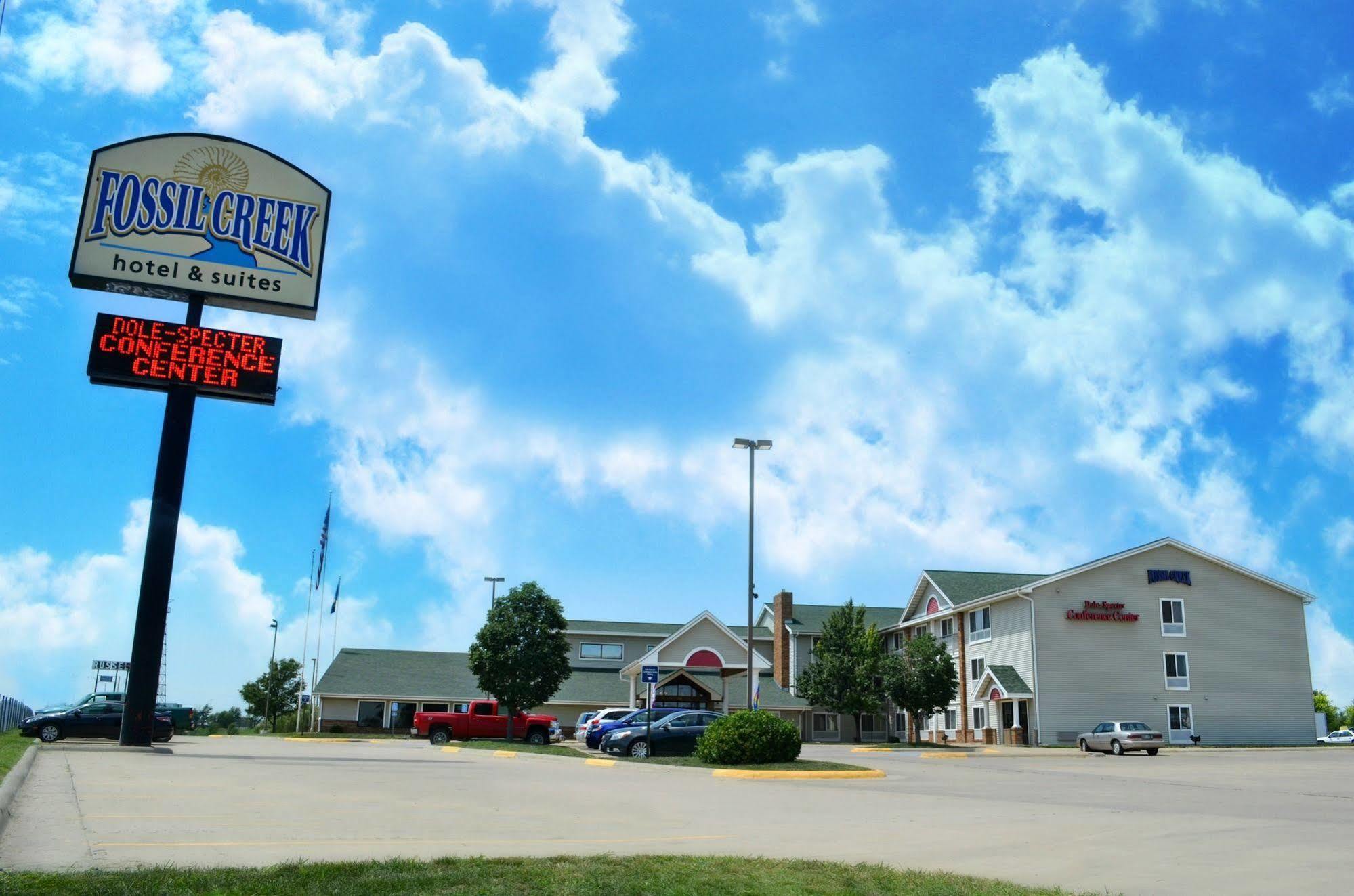Fossil Creek Hotel & Suites Russell Esterno foto
