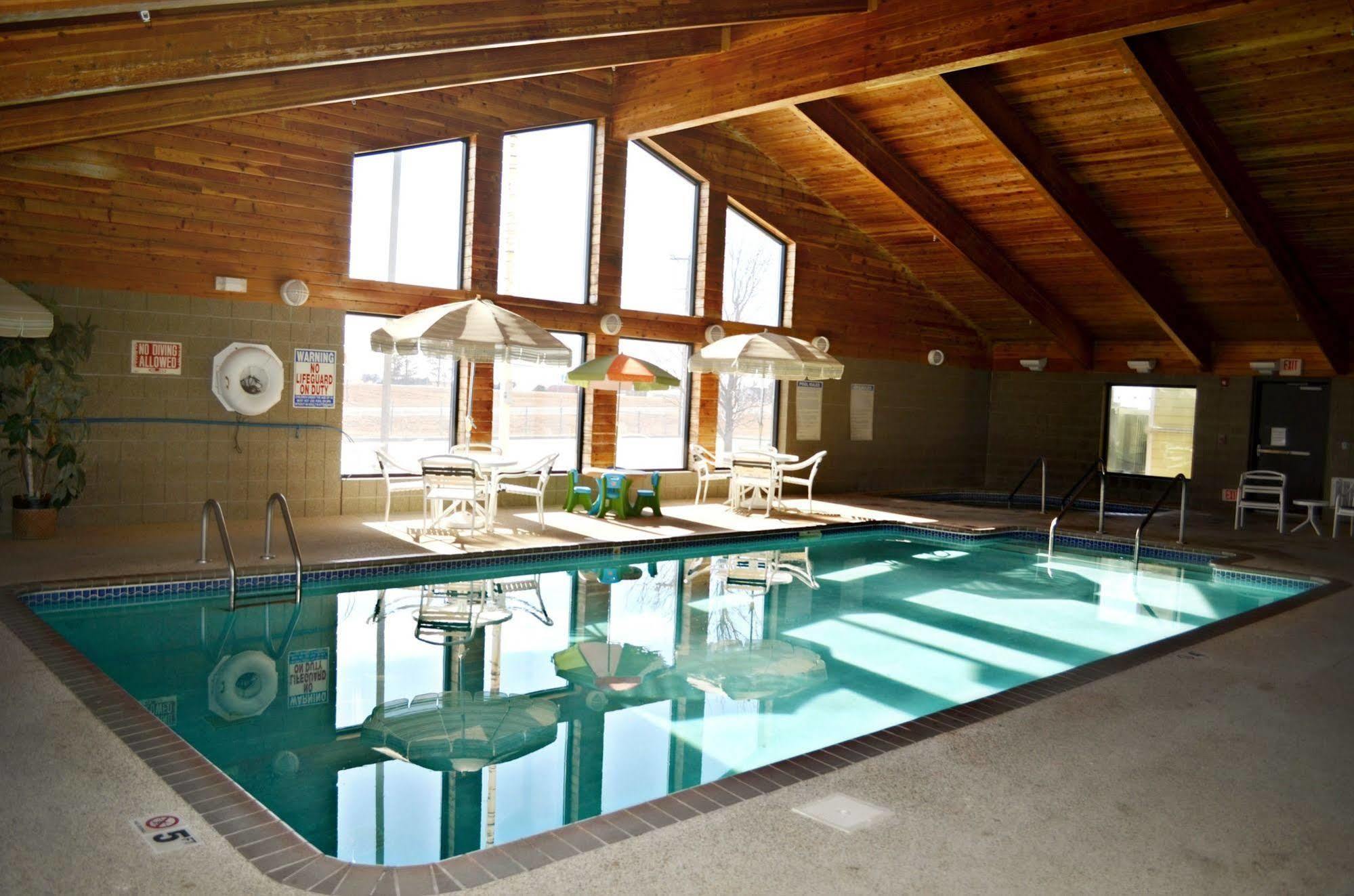 Fossil Creek Hotel & Suites Russell Esterno foto