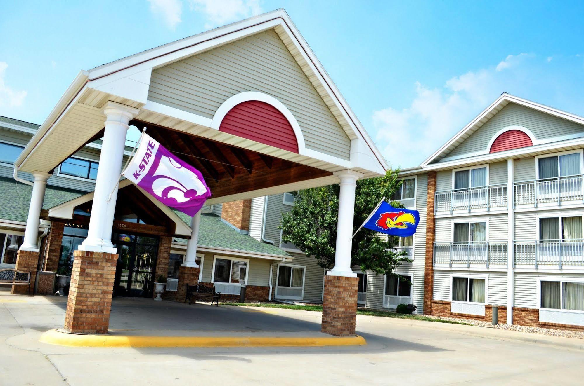 Fossil Creek Hotel & Suites Russell Esterno foto