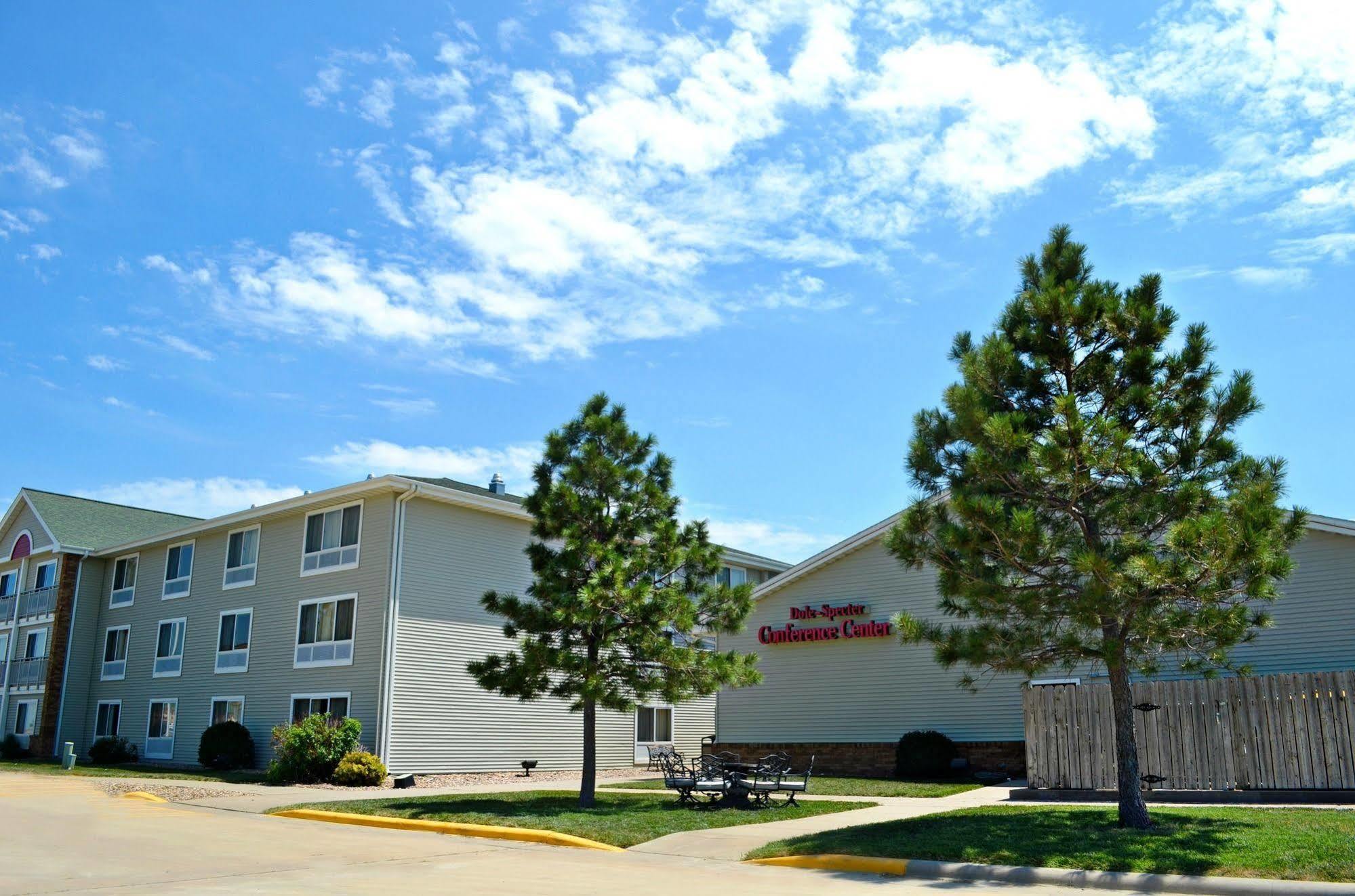 Fossil Creek Hotel & Suites Russell Esterno foto